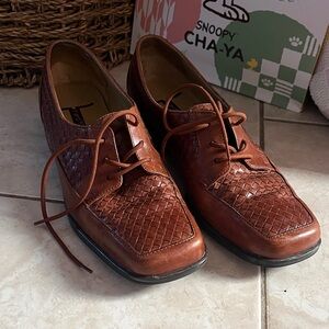 Trotters Women’s Woven Leather Oxfords in Rich Brown